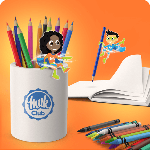Superfille assise sur un verre du club Milk rempli de crayons de couleur et Supergarçon qui dessine sur le cahier